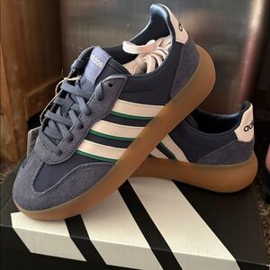 Adidas Women’s/Youth Navy and White Sneakers Barreda Decode Size 5 Brand new!!!